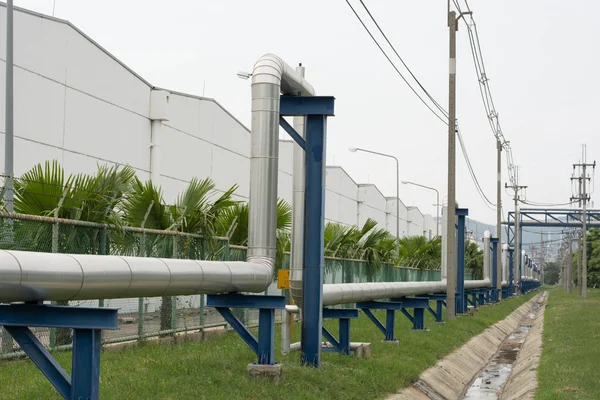 Oleoductos industriales en tubería-puente — Foto de Stock