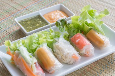 Taze sebze erişte bahar baharatlı sos ile rulo, diyet gıda