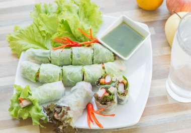 Taze sebze erişte bahar baharatlı sos ile rulo, diyet gıda