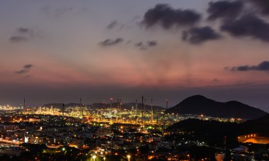 Petrol rafinerisi santralde alacakaranlık Tayland