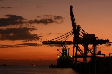 Konteyner kargo ve vinç köprü silüeti