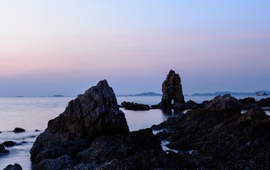 Güneş battıktan sonra kayalar denize sıfır