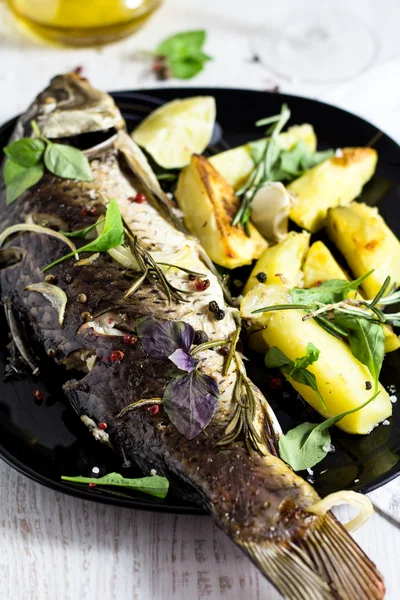 Pescado al horno con patatas —  Fotos de Stock