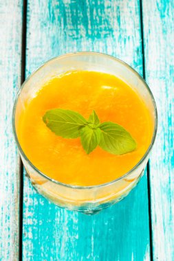 Mango bir bardak yulaf ezmesi