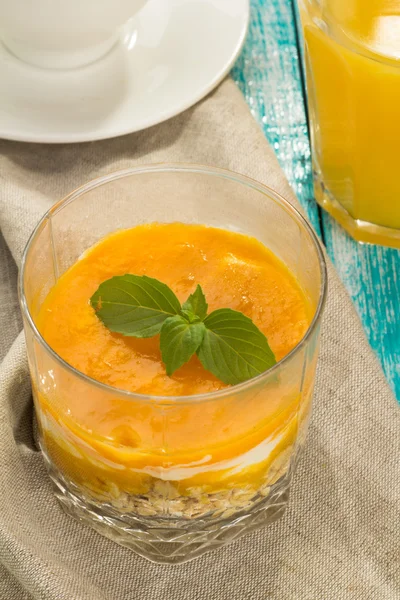 Havregrynsgröt med yoghurt och ett glas av mango — Stockfoto