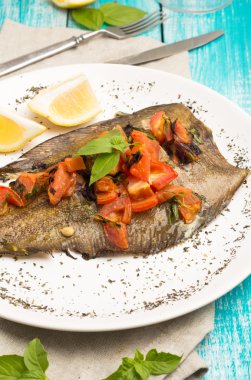 Ben pisi balığı fesleğen ve limon ile