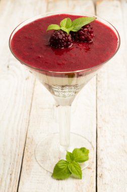 Cheesecake ile böğürtlen cam