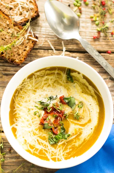 Purê de sopa com queijo e ervas — Fotografia de Stock