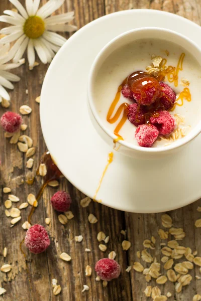 Harina de avena con miel y yogur y frambuesas —  Fotos de Stock