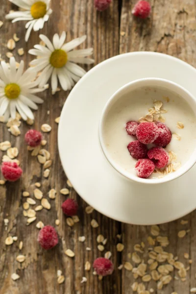     yulaf ezmesi Ahududu ve yoğurt