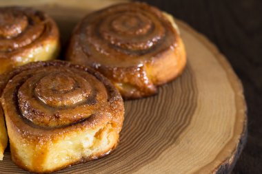 Tarçınlı çörek ve krema.