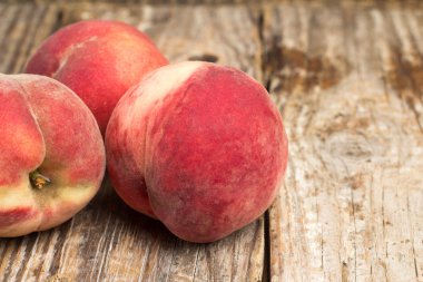 Biraz şeftali masada