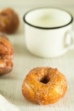 Masanın üzerinde şekerli çörek