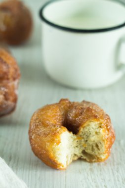  çörek ve bardak süt