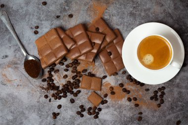 Kahve, kahve, kahve, kahve ve çikolata.