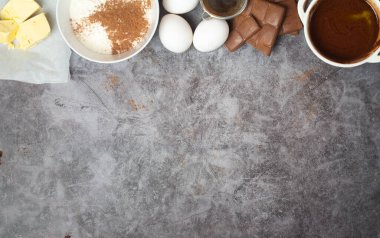 Çikolatalı pasta ve teksin altına not koymak için gerekli malzemeler.