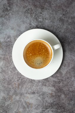 Betondan bir fincanda sade kahve.