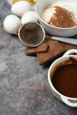 Çikolata pişirmek için gerekli malzemeler