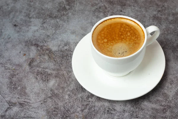 Egy Csésze Fekete Kávé Egy Fehér Csésze Beton Háttér Egy — Stock Fotó
