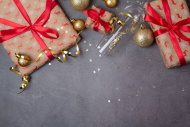 Noel hediyeleri şampanya kadehleri, ağaç süslemeleri ve kısa metrajlı mesajlar.