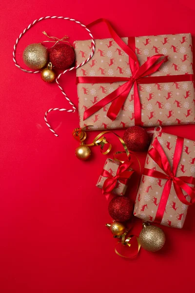 Kırmızı kurdeleli ve kırmızı Noel toplu Noel hediyeleri.