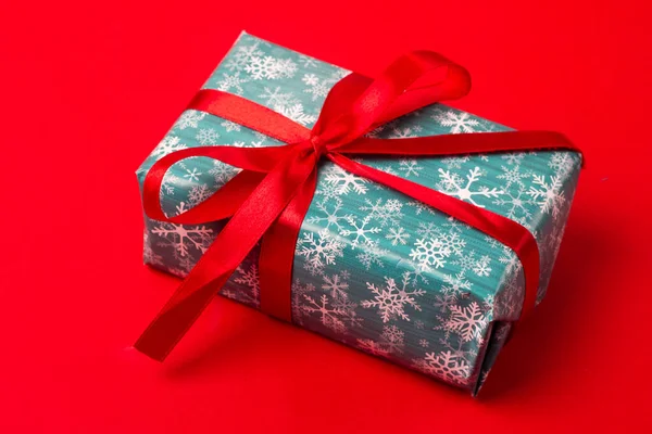 Christmas Gift Box Red Backgroun — Stock Photo, Image