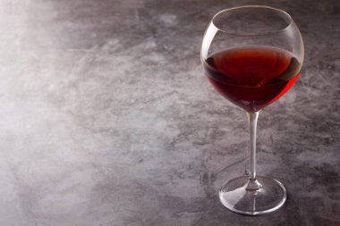 Bir kadeh kırmızı şarap ve teks için bir yer.