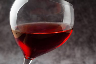 Şarap kadehi ve kırmızı şarap.