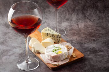 İki kadeh kırmızı şarap ve bir peynir püresi.