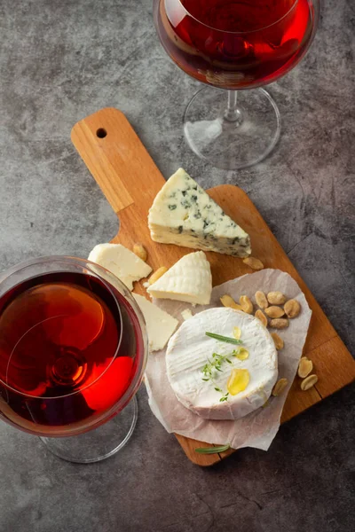 Two Glasses Red Wine Cheese Snack Top View Gray Backgroun — Stock Photo, Image
