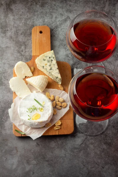 Two Glasses Red Wine Cheese Snack Top Vie — Stock Photo, Image