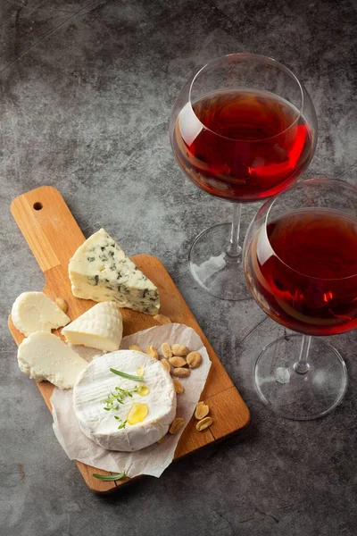 Two Glasses Red Wine Cheese Snac — Stock Photo, Image