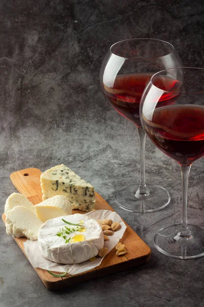 Two Glasses Red Wine Cheese Snack Close Gray Backgroun — Stock Photo, Image