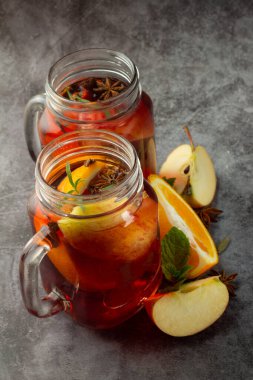 Gri arka planda meyveli şarap ve teks için yer.