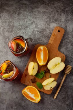 kırmızı şaraptan yapılmış şarap, meyve ve biber.