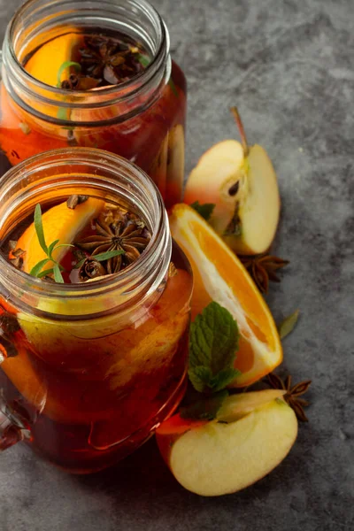 Gri arka planda meyveli şarap.