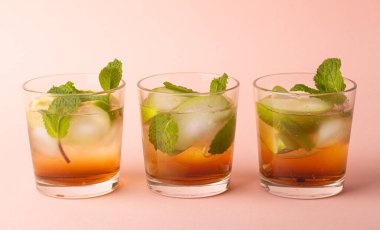 Yeşil elmalı, naneli ve buzlu içecekler.