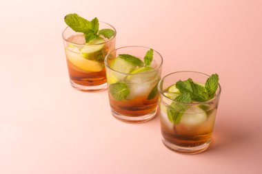 Yeşil elma, nane ve ic ile iç