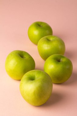 Pembe sırtüstü yeşil elmalar