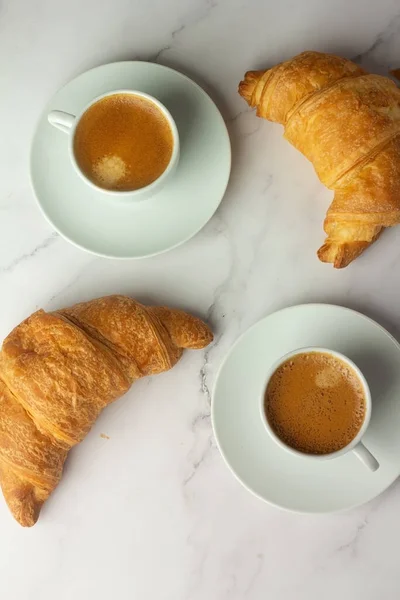 Duas Xícaras Brancas Com Café Preto Croissant — Fotografia de Stock