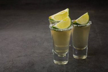 Üç tekila, limonlu ve tuzlu.