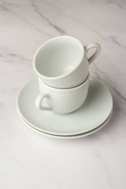 Beyaz sırtüstü kahve fincanları