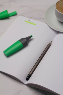 Bilgisayar kalemi ve defter ile yazma planı u kapatılsın