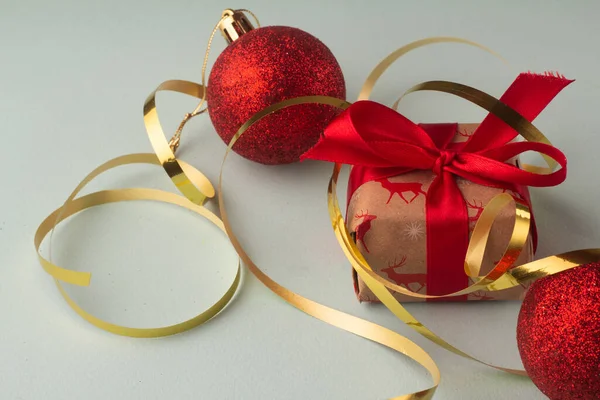 Regalos Navidad Con Cinta Roja Bola Navidad Roja — Foto de Stock