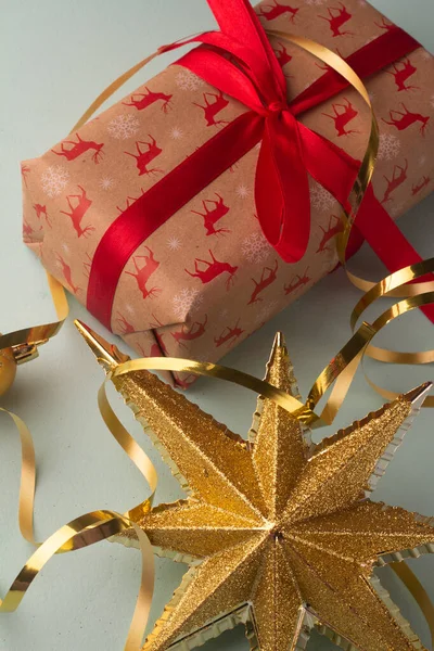 크리스마스 선물과 황금색 크리스마스 장식이 가까이에 — 스톡 사진