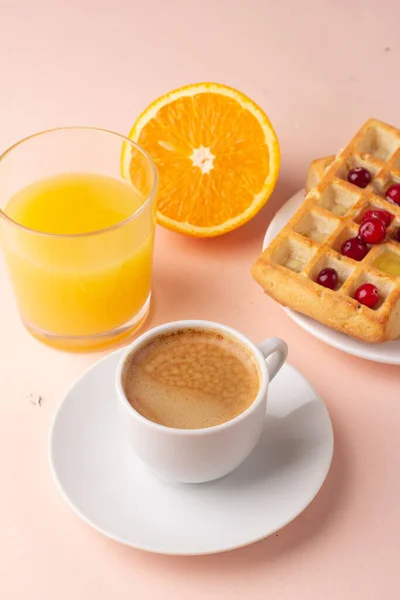 Завтрак Вафель Медом Апельсиновый Сок Черный Кофе Розовой Backgroun — стоковое фото