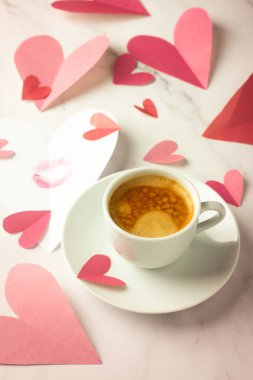 Bir fincan sade kahve ve bolca sevgililer günü kartı.