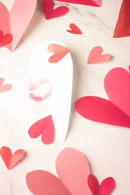 Beyaz sırt grubunda kağıttan yapılmış sevgililer günü kalpleri.