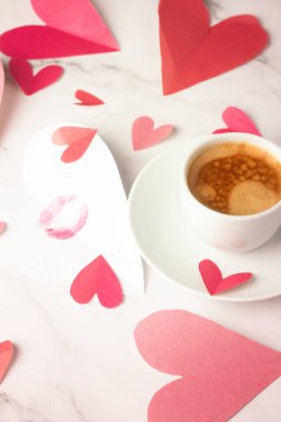 Bir fincan sade kahve ve sana yakın bir sürü sevgililer günü kartı.