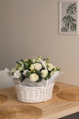 Bir buket çiçekli yemek masası.